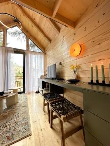 Kuća na drvetu - Zlatar Hill - Treehouse في نوفا فاروس: مطبخ كابينة خشب مع منضدة ومقعد