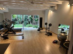 um ginásio com passadeiras e equipamento de exercício numa sala em 2 Bedroom Apartment with Private Gym em Joanesburgo