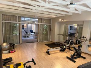 um ginásio com vários equipamentos de exercício numa sala em 2 Bedroom Apartment with Private Gym em Joanesburgo