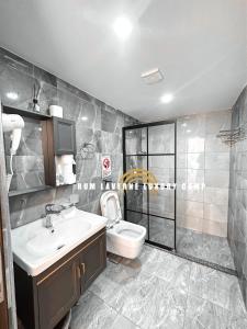 瓦迪拉姆的住宿－Rum Laverne Luxury Camp，浴室配有卫生间、盥洗盆和淋浴。
