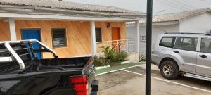 Ein weißer Truck parkt vor einem Haus. in der Unterkunft CHEZLIBAMA in Franceville