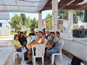 eine Gruppe von Menschen, die an einem Tisch sitzen in der Unterkunft Casa de Campo - Fundo Raquel in Ica