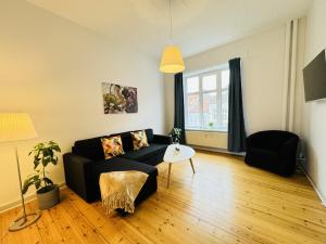 ein Wohnzimmer mit einem Sofa und einem Tisch in der Unterkunft aday - Randers cozy 1 bedroom apartment in Randers