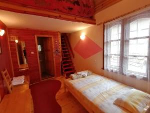 - une chambre avec un lit et un escalier en colimaçon dans l'établissement Семеен хотел Калина Family hotel Kalina Говедарци, à Govedartsi