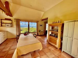Posteľ alebo postele v izbe v ubytovaní Le colombier, villa vue mer accès plage 300M
