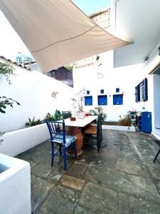 un patio esterno con tavolo e sedie di Samia Seavilla Pythagorio a Pythagóreion