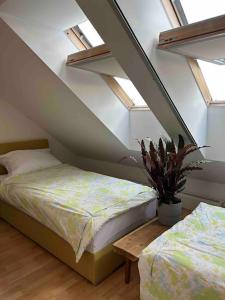 Krevet ili kreveti u jedinici u okviru objekta Moderne Dachgeschosswohnung in bester Lage - Self Check In