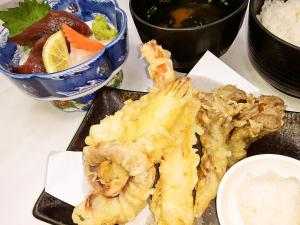 un plato de comida con camarones y un tazón de verduras en Hotel Alpha-One Yonago, en Yonago