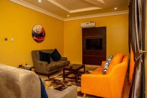 A seating area at Otk's Apartment