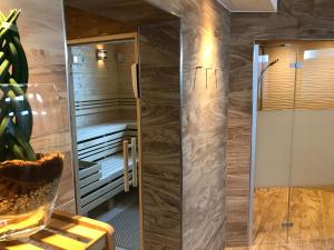 eine ebenerdige Dusche in einem Zimmer mit Spiegel in der Unterkunft Hotel Helgoländer Klassik in Helgoland
