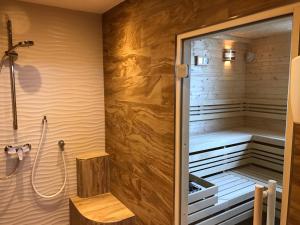 eine Dusche im Bad mit Sauna in der Unterkunft Hotel Helgoländer Klassik in Helgoland + 22 Fotos