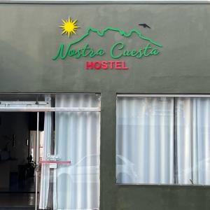 Nostra Cuesta Hostel في بوتوكاتو: علامة لمستشفى aventura casita على مبنى