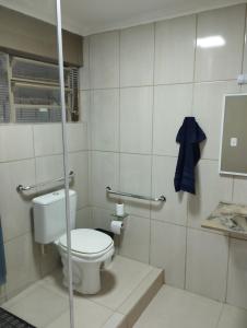 Nostra Cuesta Hostel في بوتوكاتو: حمام مع مرحاض ومنشفة زرقاء