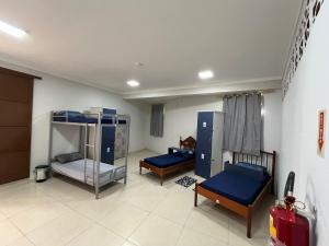 Nostra Cuesta Hostel في بوتوكاتو: غرفة بسريرين بطابقين في غرفة