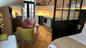 um quarto com uma cama, uma secretária e uma cozinha em The Annexe em Stockport
