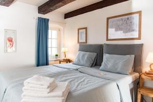 施泰因胡德的住宿－Inselresort Wilhelmstein，一间卧室配有带毛巾的床