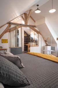 ein Schlafzimmer mit einem großen Bett in einem Zimmer in der Unterkunft LES OLIVANIES 