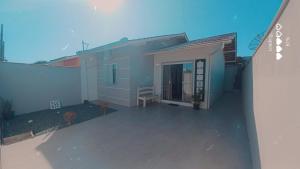 einem Luftblick auf ein Haus mit einer Terrasse in der Unterkunft Casa_Margarida in Penha