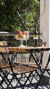 uma mesa com uma garrafa de vinho e dois copos em Cavour Holidays em Cefalù