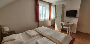 Un pat sau paturi într-o cameră la Pension Seeblick