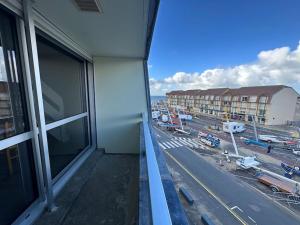 a balcony of a building with a view of a street at Rêve de plage in Camiers