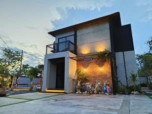 ein Geschäft vor einem Backsteingebäude mit Lichtern in der Unterkunft D'Cove Villa Private Pool Kuantan in Kuantan