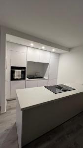 uma cozinha com armários brancos e um balcão branco em Reviv - Traumhaftes 3 Zimmer Apartment em Brühl