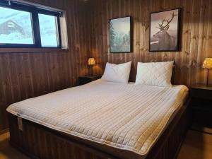 um quarto com uma cama com um veado na parede em Ladebua em Brunstad