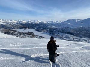a person standing on top of a snow covered mountain at Ladebua in Brunstad