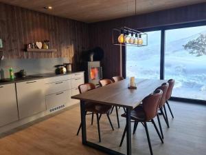 uma cozinha com uma mesa e cadeiras numa cozinha em Ladebua em Brunstad