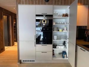 a kitchen with a white cabinet with an oven at Ladebua in Brunstad