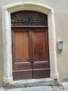 a large wooden door in a building at La Cadisserie en Gévaudan in Marvejols