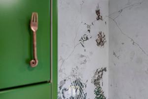 un tenedor en una pared junto a una pared en Tropical Jungle Apartament, en Otwock