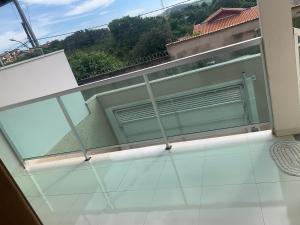 una finestra con ventilatore su un balcone di Casa ad Araxá