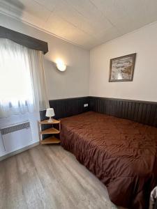 1 dormitorio con cama y ventana en Frontera Blanca, en Pas de la Casa