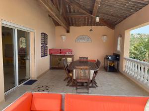 une salle à manger avec une table et des chaises sur une terrasse dans l'établissement Villa Goonie, aux Issambres