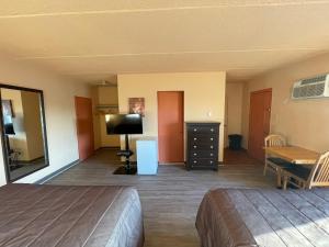 TV a/nebo společenská místnost v ubytování Motel St-Eustache