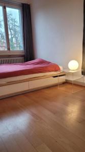 una camera con un letto con una finestra e due lampade di Room in Marzili a Berna