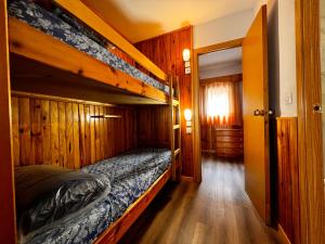 - une chambre avec 2 lits superposés dans l'établissement Frontera Blanca, au Pas de la Case