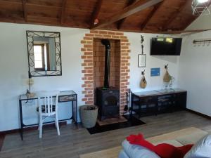 uma sala de estar com lareira e fogão em Casa Julián em Garafía