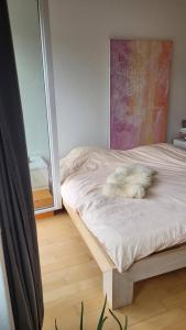 ein Bett mit einem flauschigen Kissen darauf in einem Zimmer in der Unterkunft Room in Marzili in Bern