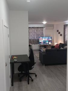 sala de estar con mesa y sofá en Bryana Suite - Comfy 1-Bedroom, en Halifax