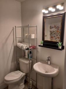 Ein Badezimmer in der Unterkunft Bryana Suite - Comfy 1-Bedroom