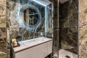 W łazience znajduje się umywalka i lustro. w obiekcie Rome55 - Piazza di Spagna w Rzymie