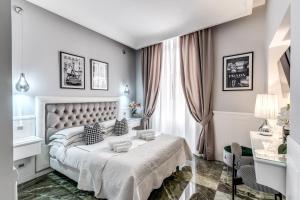 biała sypialnia z dużym łóżkiem i oknem w obiekcie Rome55 - Piazza di Spagna w Rzymie