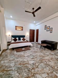 Llit o llits en una habitació de Hotel Sangam View