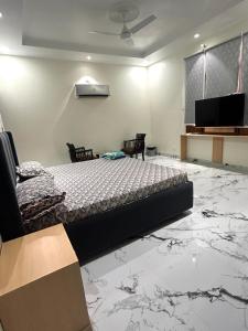 ein Schlafzimmer mit einem Bett und einem TV. in der Unterkunft Wonderstays in Amritsar
