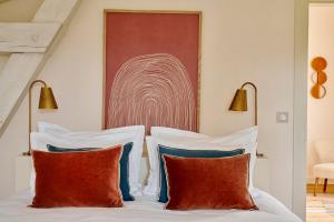 a bedroom with a bed with two pillows at Villa de La Roussie in Saint-Sulpice-de-Mareuil