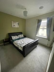 Voodi või voodid majutusasutuse Impeccable 3-Bed House in York toas