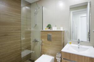 ein Badezimmer mit Dusche, Waschbecken und Toilette in der Unterkunft Silk Valley - Cozy 1bhk With Pool And Gym in Abu Dhabi